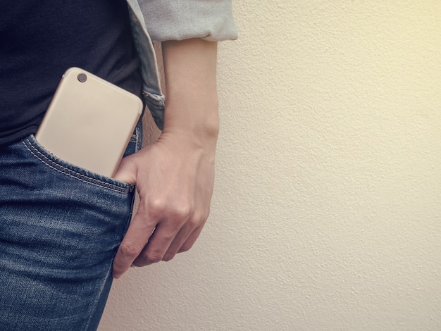 Téléphone portable dans la poche de jeans