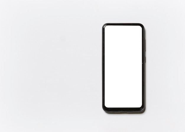 Téléphone portable avec écran vide sur fond blanc
