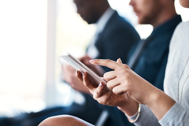 Photo téléphone portable et femme d'affaires lors d'une réunion ou d'une conférence tout en tapant pour des notes ou une communication femme entrepreneure lors d'un séminaire ou d'un atelier avec un smartphone pour la recherche ou pour consulter ses e-mails