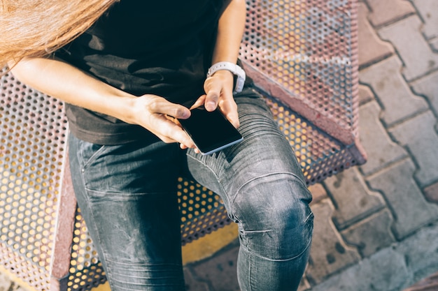 Téléphone portable en gros plan des mains féminines