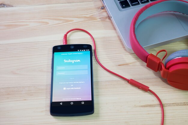 Photo le téléphone portable a ouvert une application instagram.