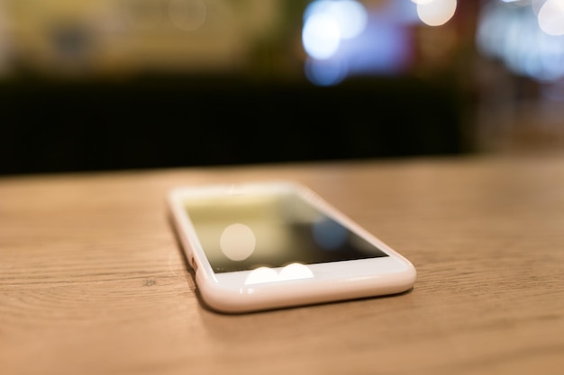 Téléphone portable sur table