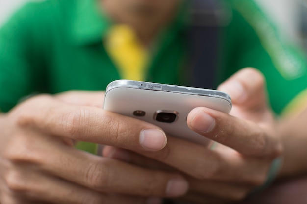 Le téléphone portable tient gros plan.