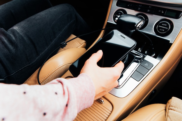 Téléphone de prise de chargeur sur la voiture