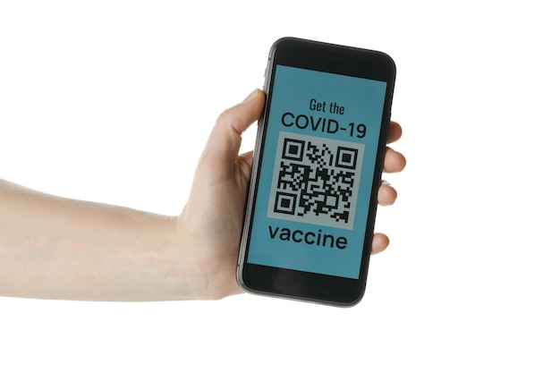 Téléphone de prise de main féminine avec Covid - 19 code QR de vaccin, isolé