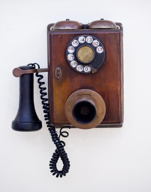 Téléphone rétro sur un mur blanc