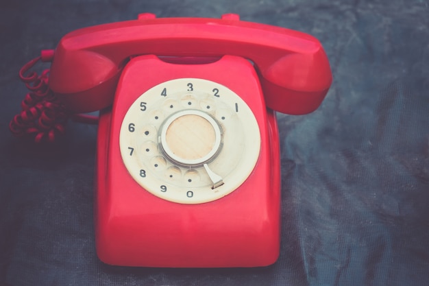 Téléphone rétro rouge sur fond bleu