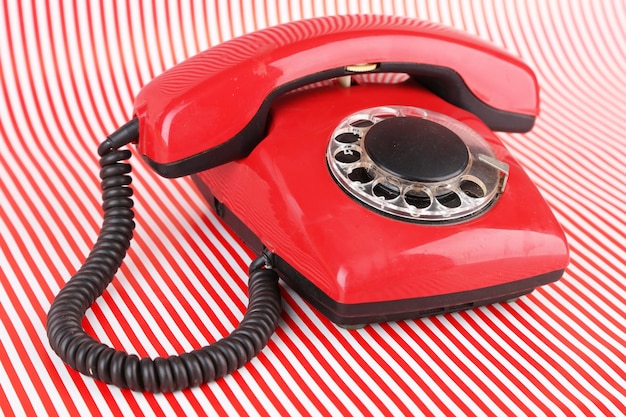 Téléphone rétro rouge sur fond clair