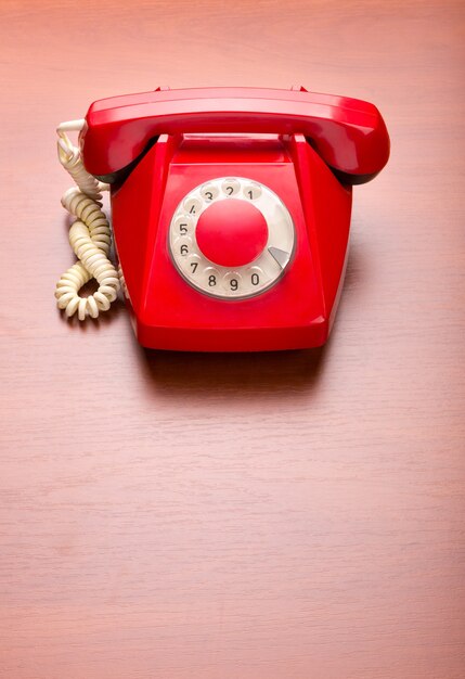 Téléphone rétro rouge de mode, vue de face