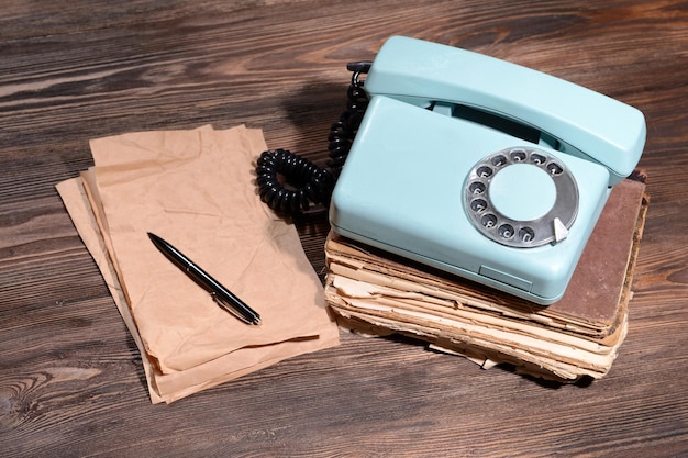 Téléphone rétro rouge sur la table libre