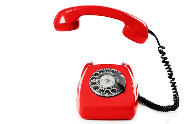 Téléphone rouge rétro isolé sur fond blanc