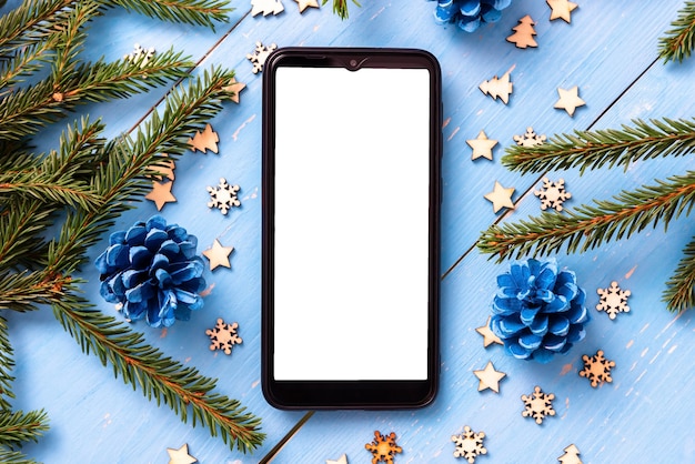 Téléphone sur la table à Noël avec des arbres de Noël.