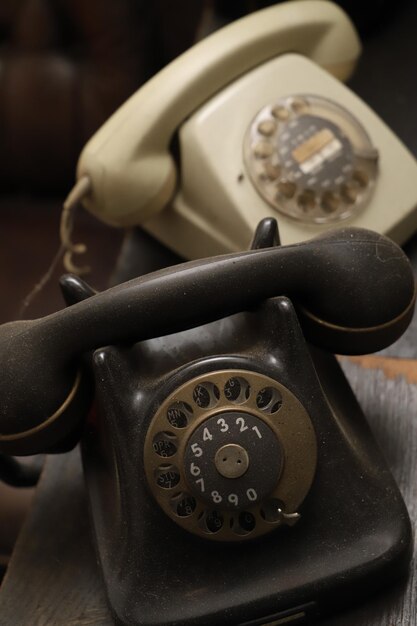 Photo des téléphones vieux et sales.