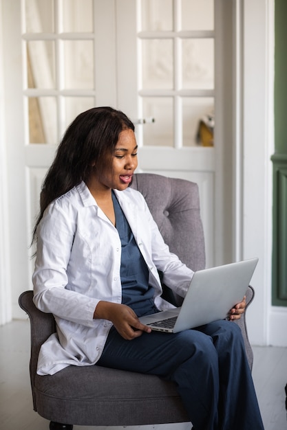 Télésanté avec rendez-vous virtuel avec un médecin afro-américain et séance de thérapie en ligne. Conférence en ligne de médecin noir. Photo de haute qualité