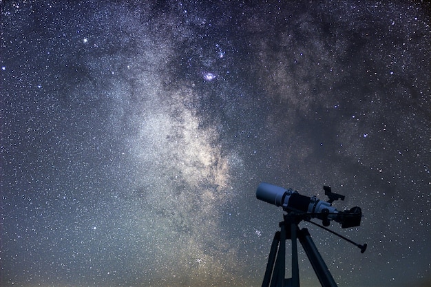 Télescope astronomique Nuit étoilée. Galaxie de la Voie Lactée.