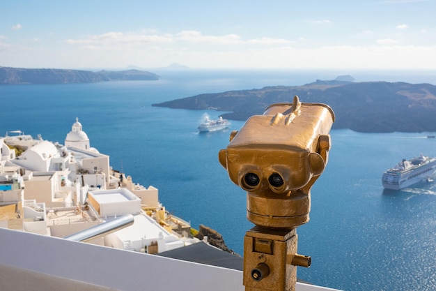 Télescope binoculaire touristique pour l'observation de Santorin, Grèce, Oia depuis un point de vue urbain élevé