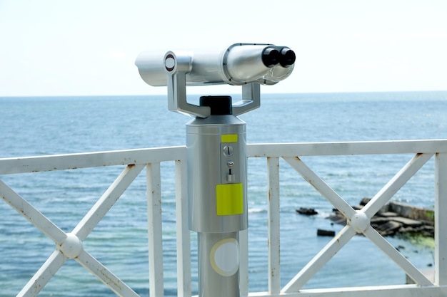 Télescope Jumelles Pour Les Touristes Près De La Mer En Journée Ensoleillée