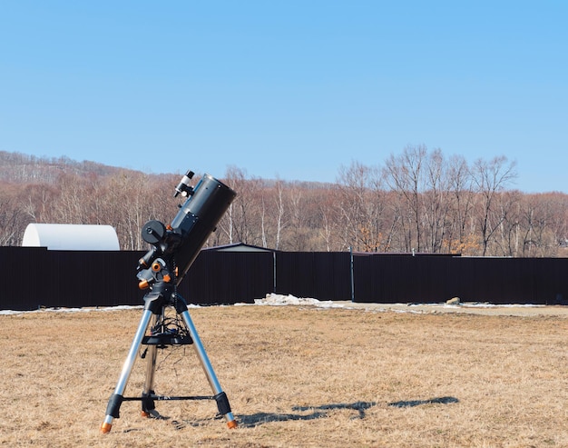 Télescope noir sur un trépied à l'observatoire pour l'observation des étoiles et des planètes Concept d'astronomie scientifique