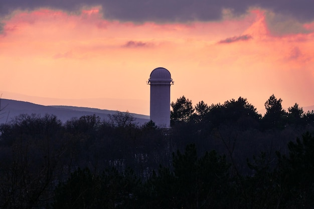 Le télescope solaire au crépuscule