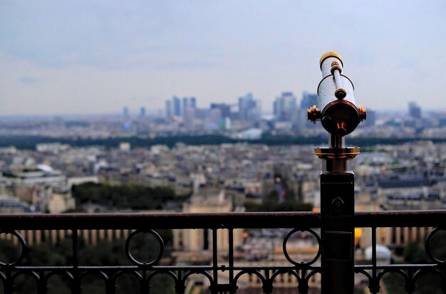 Photo téléscope avec la ville en arrière-plan