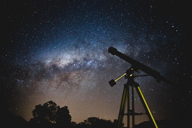 Un télescope avec la voie lactée en arrière-plan