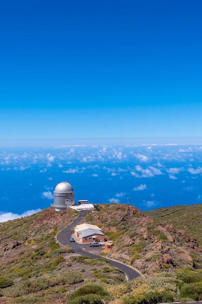 Photo télescopes du parc national roque de los muchachos sur le dessus de la caldera de taburiente, la palma, îles canaries. espagne