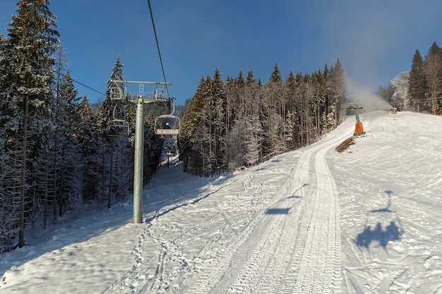 Télésiège à Bukovel. Belle vue sur le télésiège dans les montagnes des Carpates en hiver.