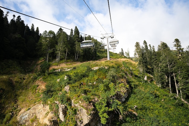 Télésiège dans la station de ski de montagne à l'heure d'été