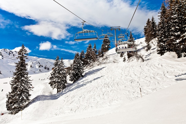 Télésiège de ski en mouvement, chemin de corde dans les montagnes des Alpes à Mayerhofen, Autriche