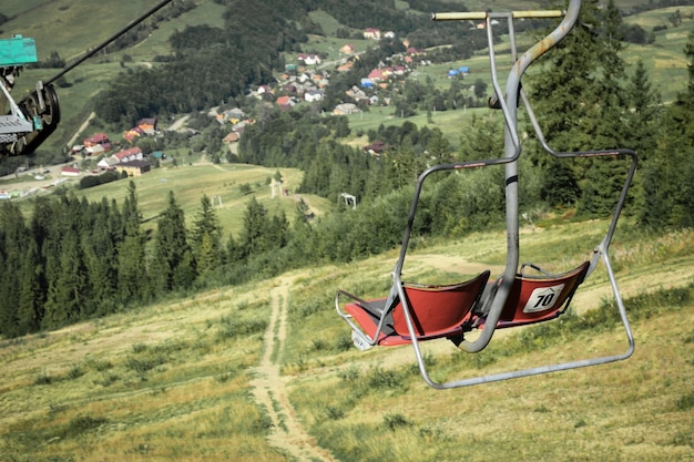 Télésiège vide sur fond de belles montagnes d'automne.