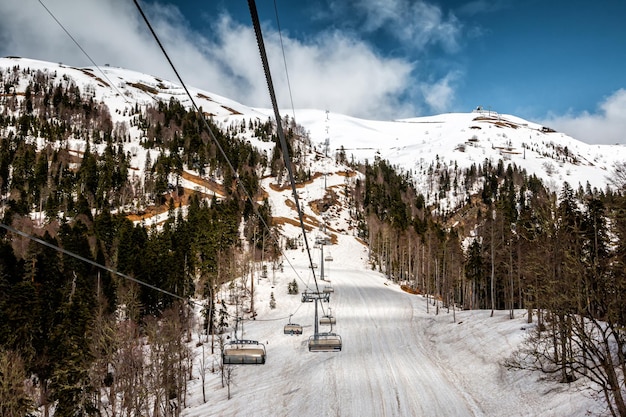 Télésièges dans station de ski pittoresque