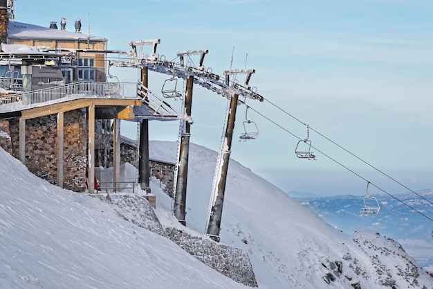 Télésièges en haut de Kasprowy Wierch de Zakopane en hiver. Zakopane est une ville de Pologne dans les Tatras. Kasprowy Wierch est une montagne à Zakopane et est le domaine skiable le plus populaire de Pologne