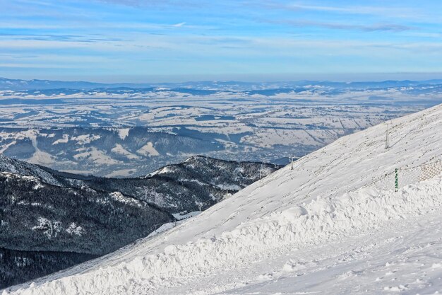 Télésièges sur Kasprowy Wierch pic de Zakopane en hiver. Zakopane est une ville de Pologne dans les Tatras. Kasprowy Wierch est une montagne à Zakopane et est le domaine skiable le plus populaire de Pologne