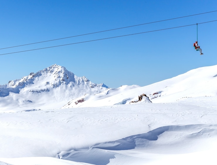 Photo téléski dans la station de ski en haute montagne