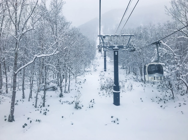 Photo téléski dans la station de ski de niseko, à hokkaido.