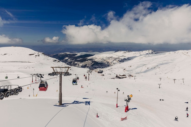 Un téléski est vu sur une montagne enneigée.