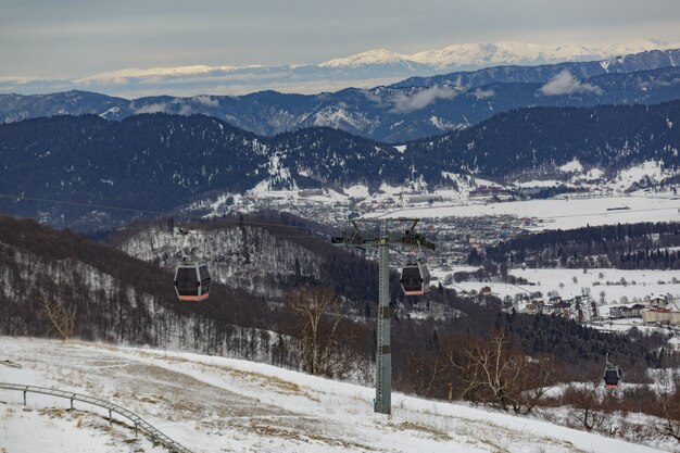 Téléski par beau jour d'hiver avec cabines. Belle vue sur la montagne avec téléphérique.