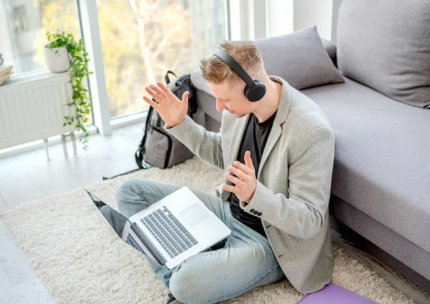 Télétravail homme utilisant la communication en ligne