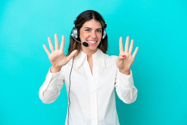 Télévendeur femme italienne travaillant avec un casque isolé sur fond bleu comptant neuf avec les doigts