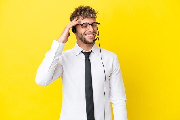 Télévendeur homme blond travaillant avec un casque isolé sur fond jaune a réalisé quelque chose et a l'intention de trouver la solution