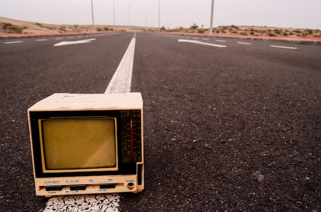 Télévision abandonnée sur la route