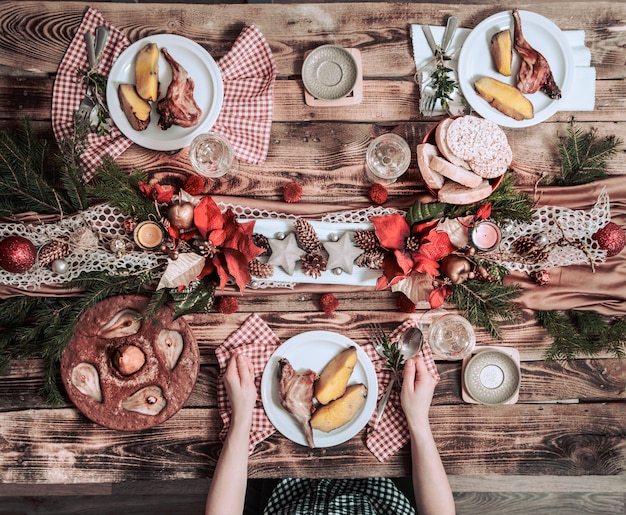 Télévision à plat d'amis mains manger et boire ensemble. Vue de dessus des personnes ayant fête, rassemblement, célébration ensemble à table rustique en bois