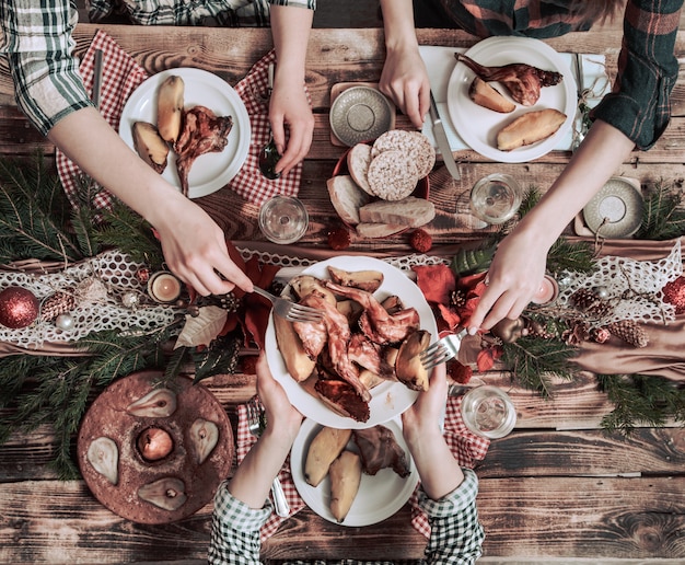 Télévision à Plat D'amis Mains Manger Et Boire Ensemble. Vue De Dessus Des Personnes Ayant Fête, Rassemblement, Célébration Ensemble à Table Rustique En Bois