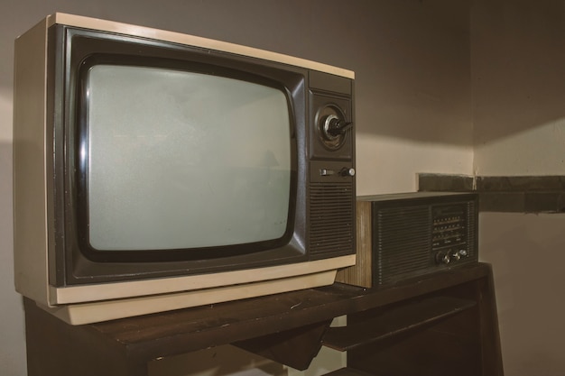 Photo télévision et radio vintage sur une table