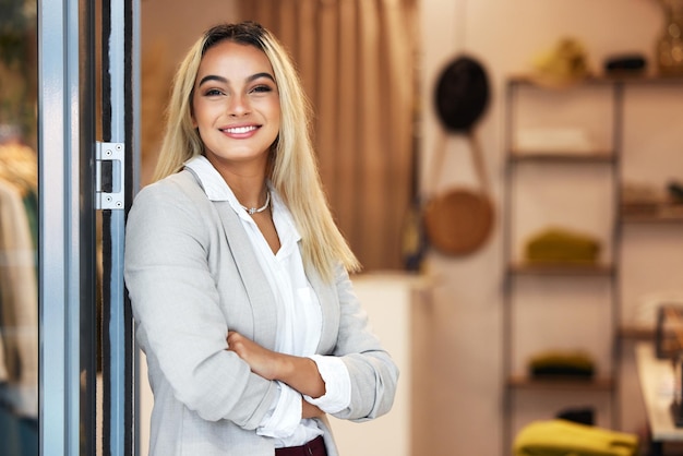 Tellement contente de mon magasin Photo d'une jeune femme propriétaire d'entreprise dans son magasin