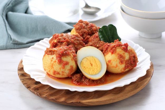 Telor Bumbu Bali est un œuf à la coque avec une sauce épicée balinaise et des épices, généralement servi avec du Nasi Campur ou du Nasi Kuning. Ressemble à Telur Balado Padang