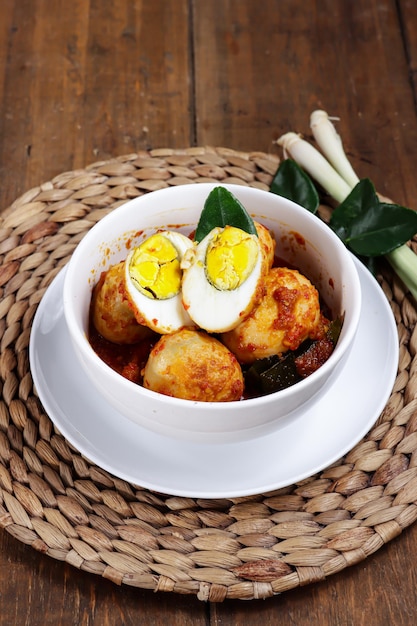 Telur bumbu Bali est fabriqué à partir d'œufs à la coque avec une sauce épicée
