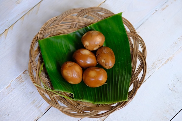 Telur pindang. Telur kecap. œufs durs assaisonnés d'épices et de sauce soja. Cuisine indonésienne.