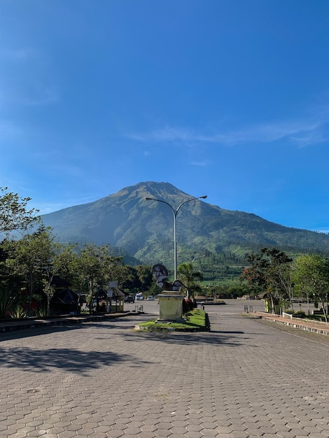 Temanggung Dec 2022 Vue au pied de la montagne avec un ciel bleu en arrière-plan