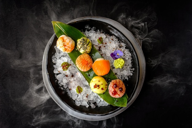 Temari sushi sur une plaque noire avec de la glace